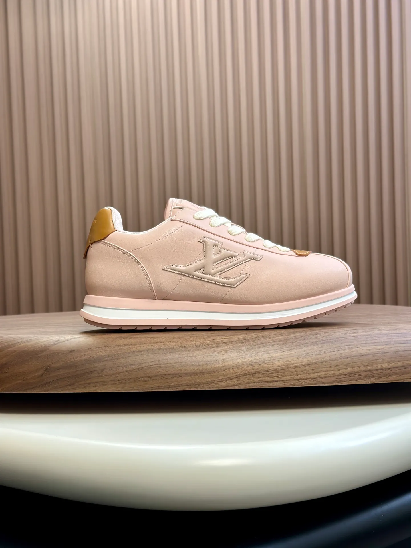 Factory direct sale ¥700💰Full set of packaging💰Top version LV-Louis Vuitton-Classic catwalk new style 1:1 developed replica of the original version! ! The upper foot is very comfortable. It is made of luxurious materials and fine workmanship. The midsole is printed with English letters "Made in Europe". The upper is made of calfskin imported from Italy. The side is decorated with the brand's LOGO and signature. The latest latex foot pads and mesh lining make the foot feel super comfortable. The original two-color TPU combination outsole is specially provided by the original factory. Bag technology Goodyear stitched edges Fabric: Exclusive custom first-layer cowhide Accessories: Exclusive private model Vuitton logo, lining: Customized silk mesh lining - first-layer silk cowhide lining Outsole: TPU combination outsole wear-resistant, non-slip and anti-yellowing Foot pads: new latex pads-mesh sweat-absorbent Counter technology: fully computerized sewing machine wire drawing Toe box back cover Hot and cold shaping Full set of pull-top last with medium and low logo pattern Counter packaging - Shoelaces, certificates, cards, instructions, certificates of quality, dust bags, the most comprehensive packaging on the Internet, men's size 339-44 (38/45 custom-made, non-refundable!